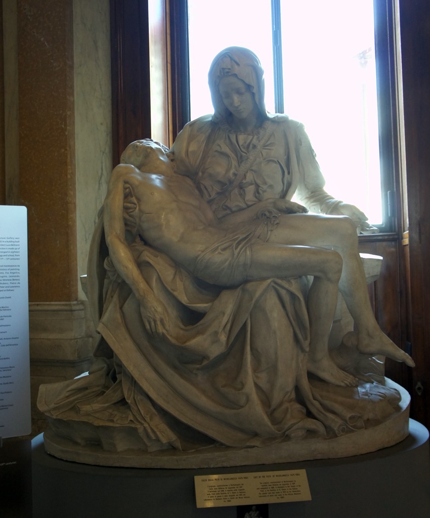 ミケランジェロ作のピエタ像のレプリカ